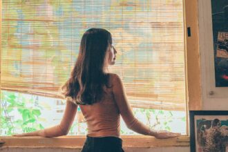 <thrive_headline click tho-post-14302 tho-test-8>The 8 Best Types of Blinds Guaranteed to Make Your Window Look Pretty</thrive_headline>